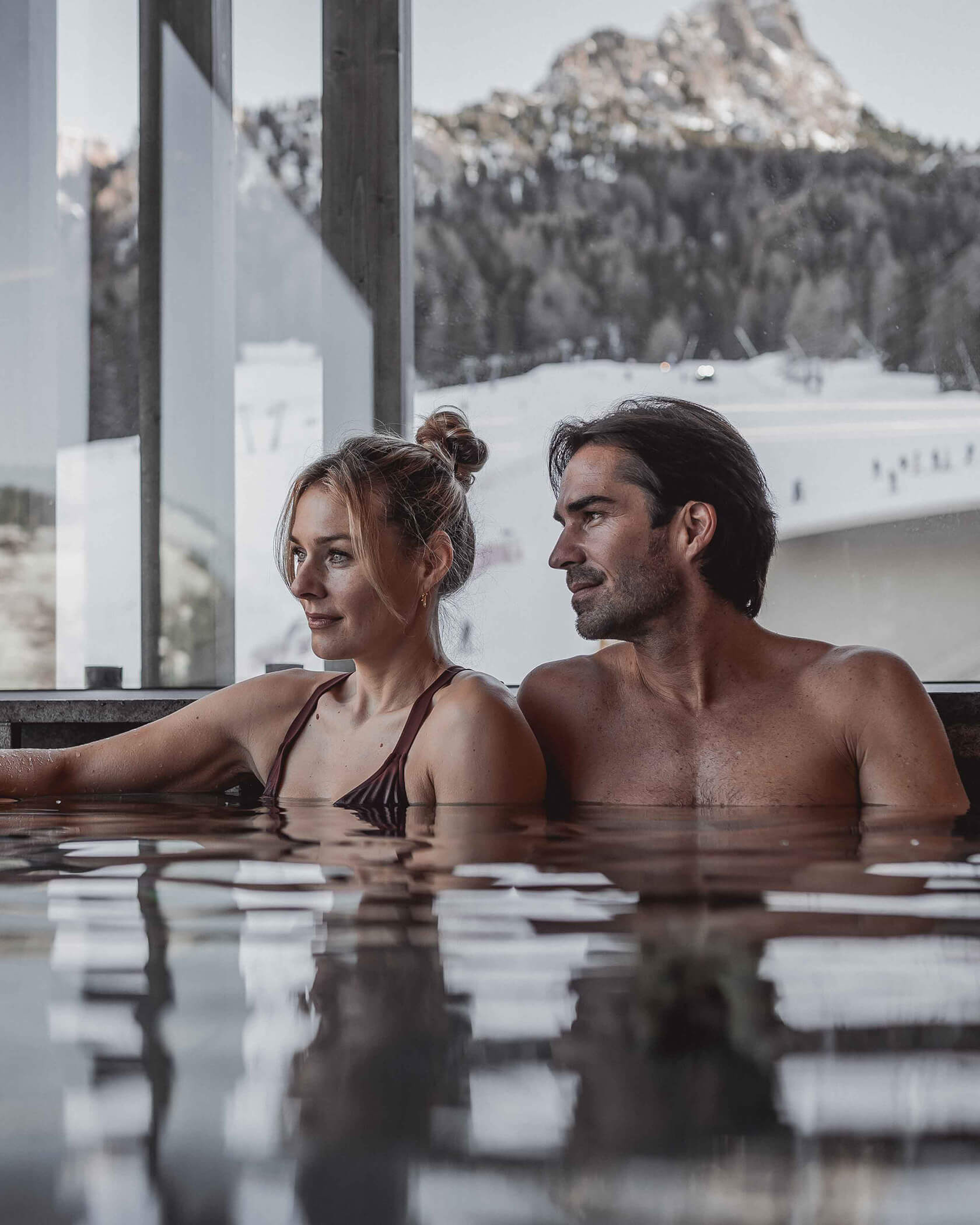 Ein Mann und eine Frau im Pool vom Hotel Continental