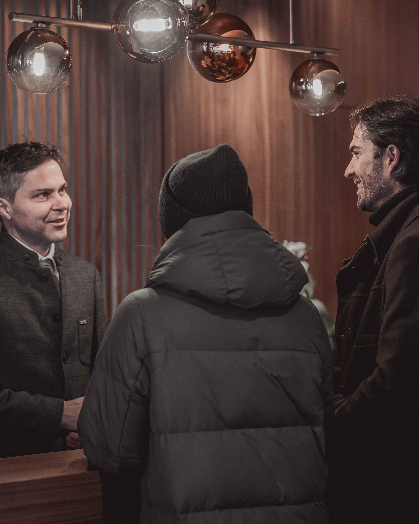 Rezeptionist gibt den Gästen eine Auskunft - Hotel Continental