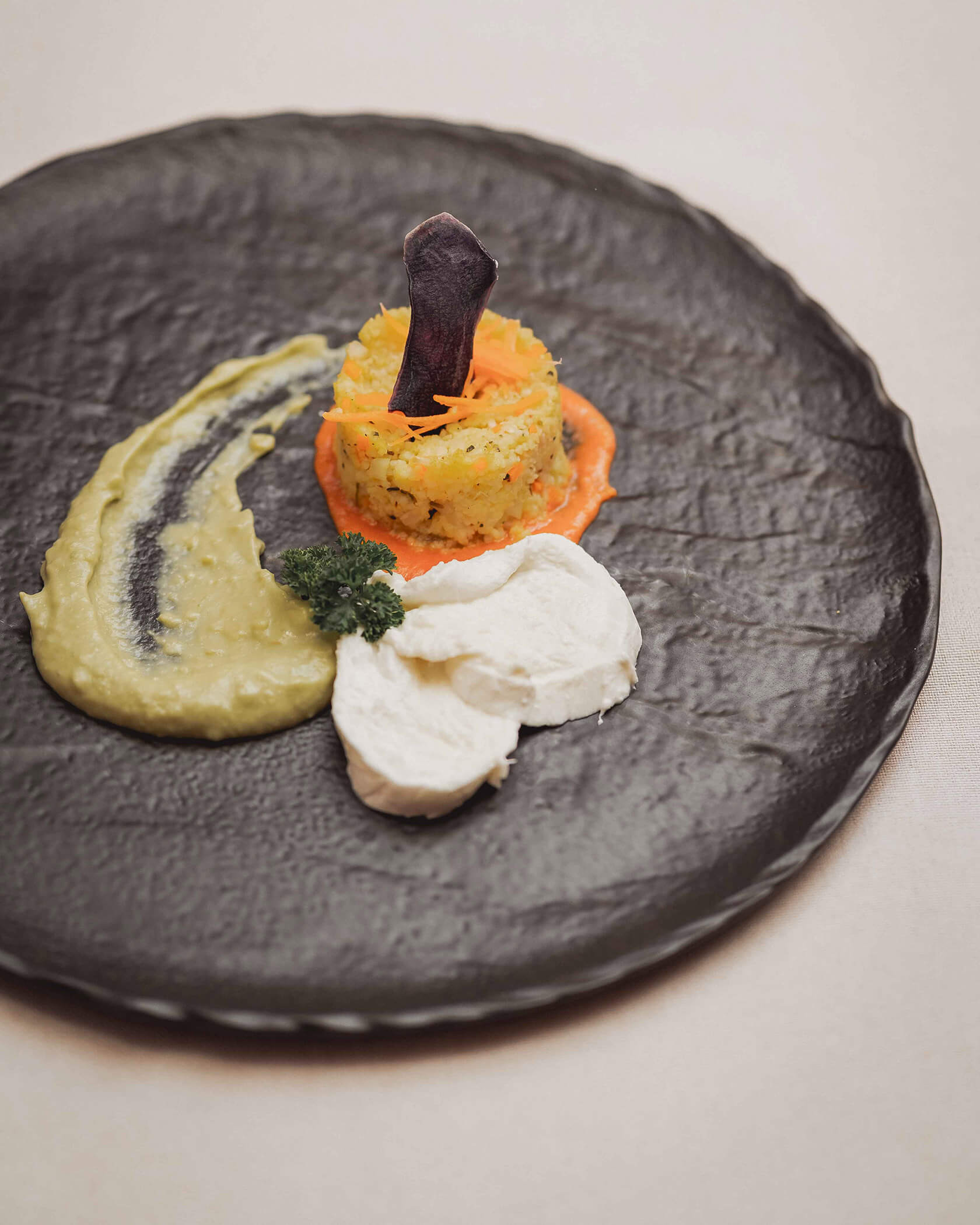 Schwarzer Teller mit Couscous und Mozzarella - Hotel Continental