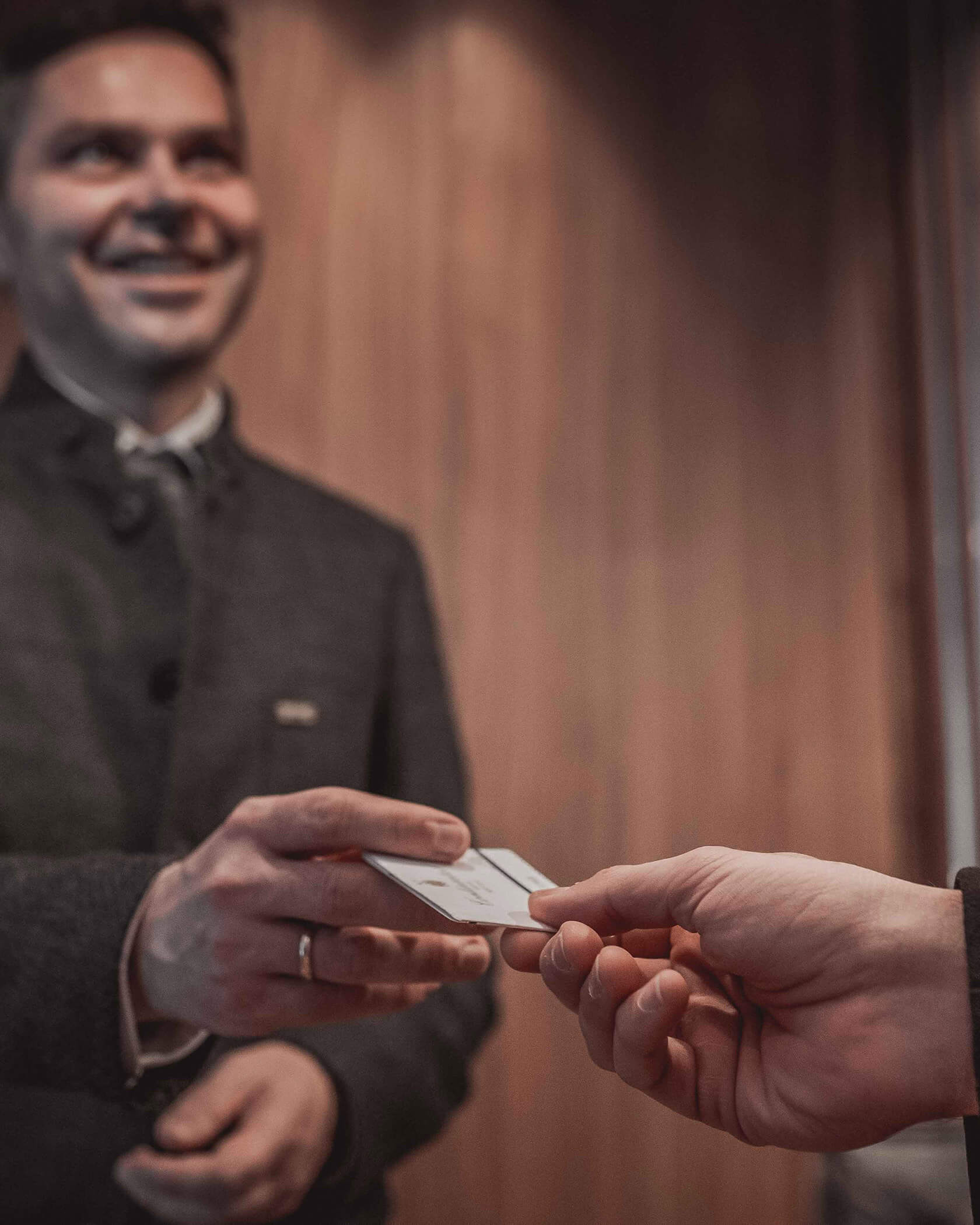 Rezeptionist gibt dem Gast den Südtirol-Pass - Hotel Continental