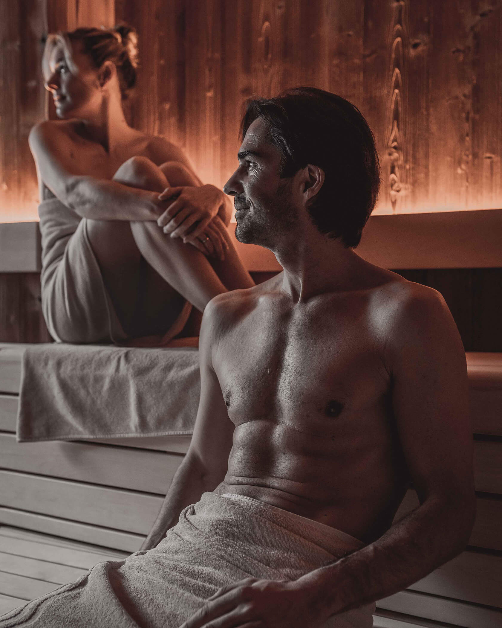 Paar genießt die Sauna und schaut in die Ferne - Hotel Continental