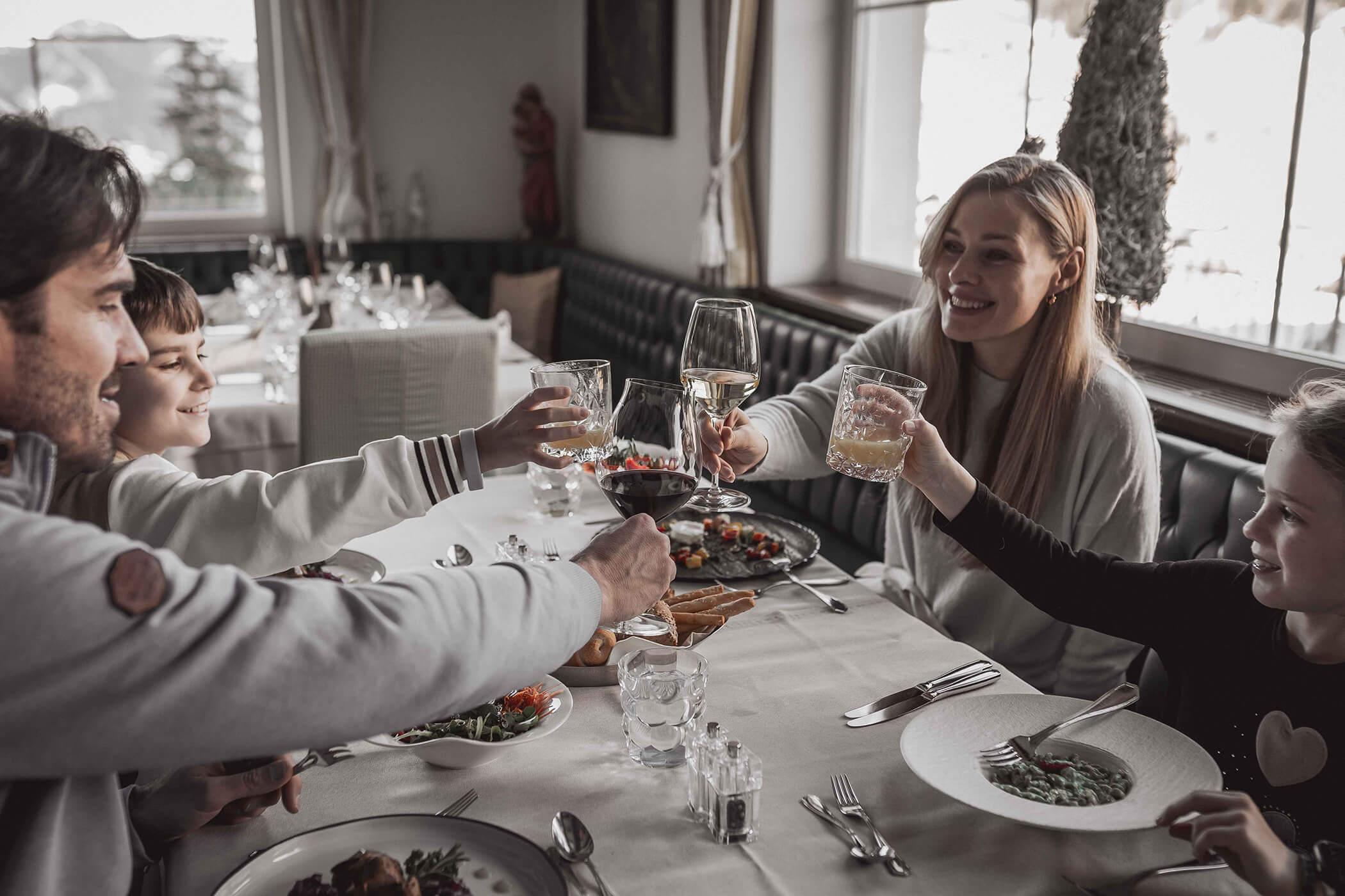Family having lunch in the dining room - Hotel Continental