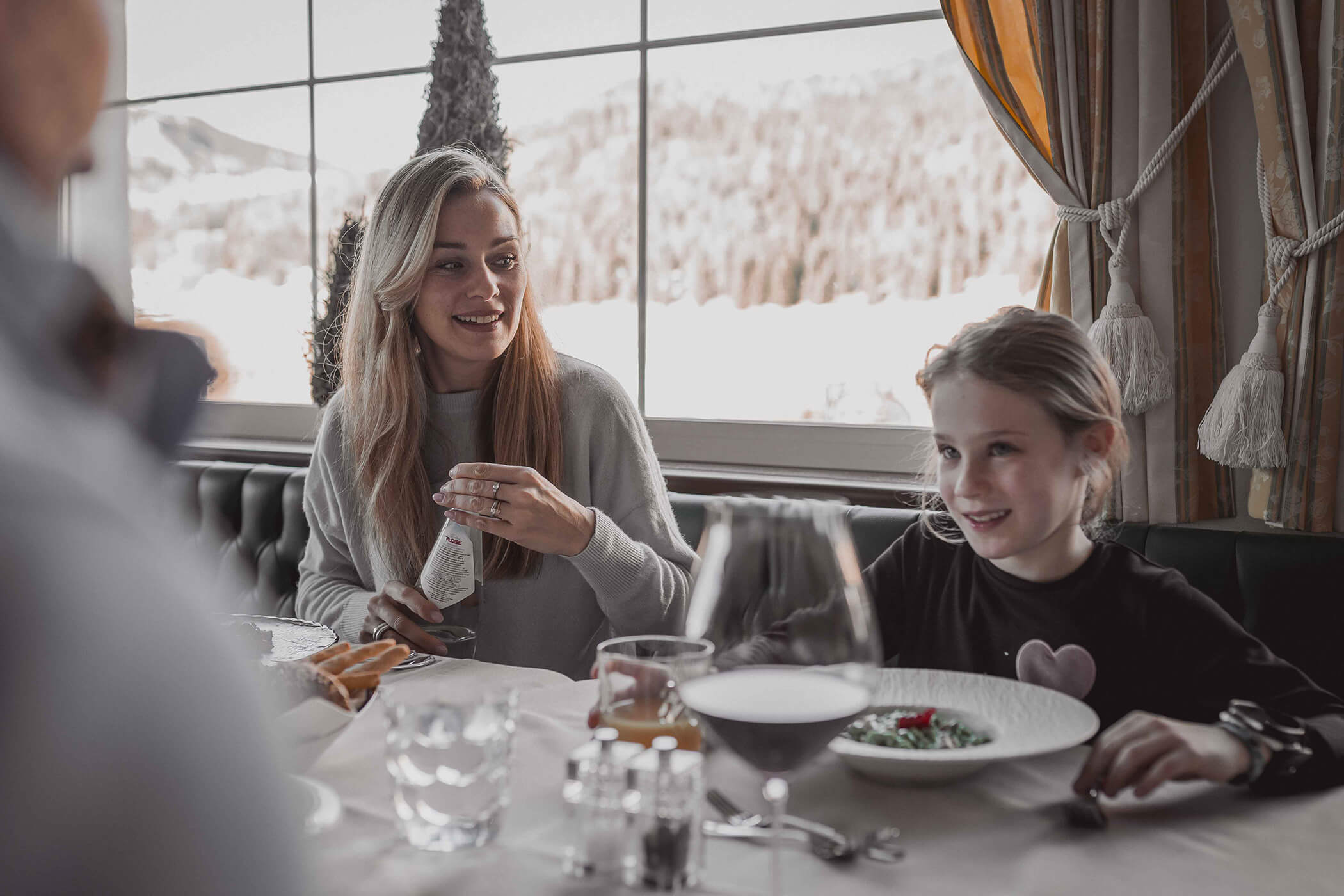 Family eating with a snowy panorama in the background - Hotel Continental