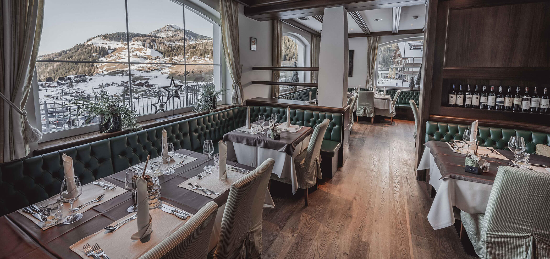 Covered dining room with a view of the partially snow-covered Selva di Gardena - Hotel Continental