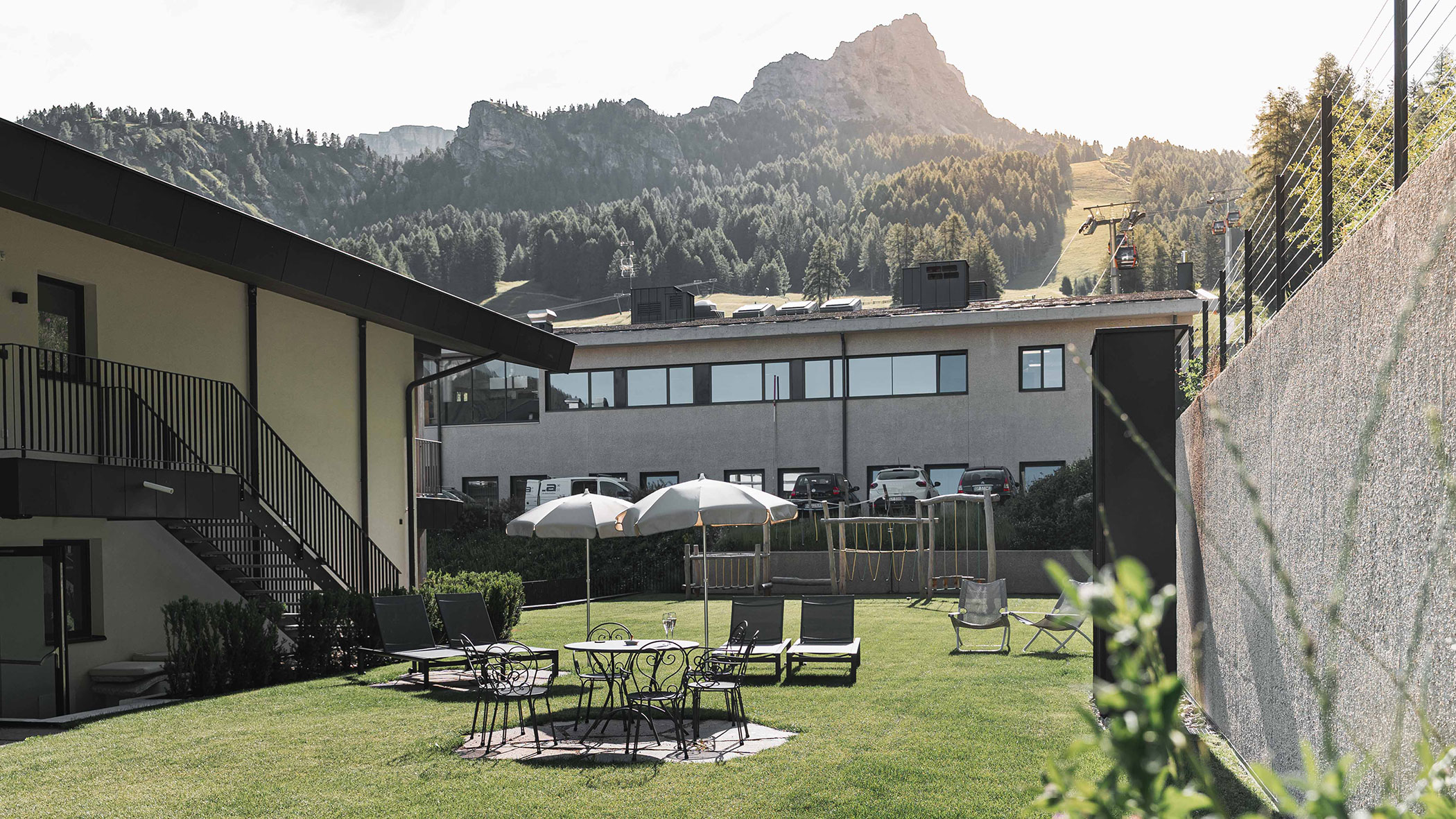 Bar mit Barhockern und diversen Getränkeflaschen im Hintergrund - Hotel Continental