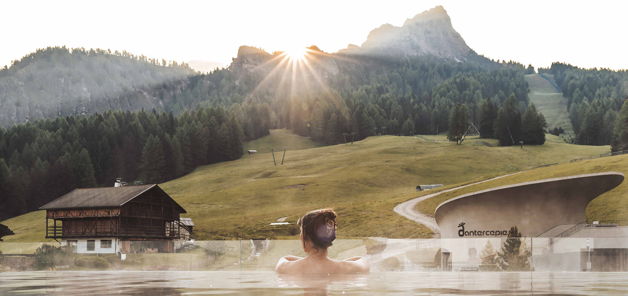 Piscina con vista in estate