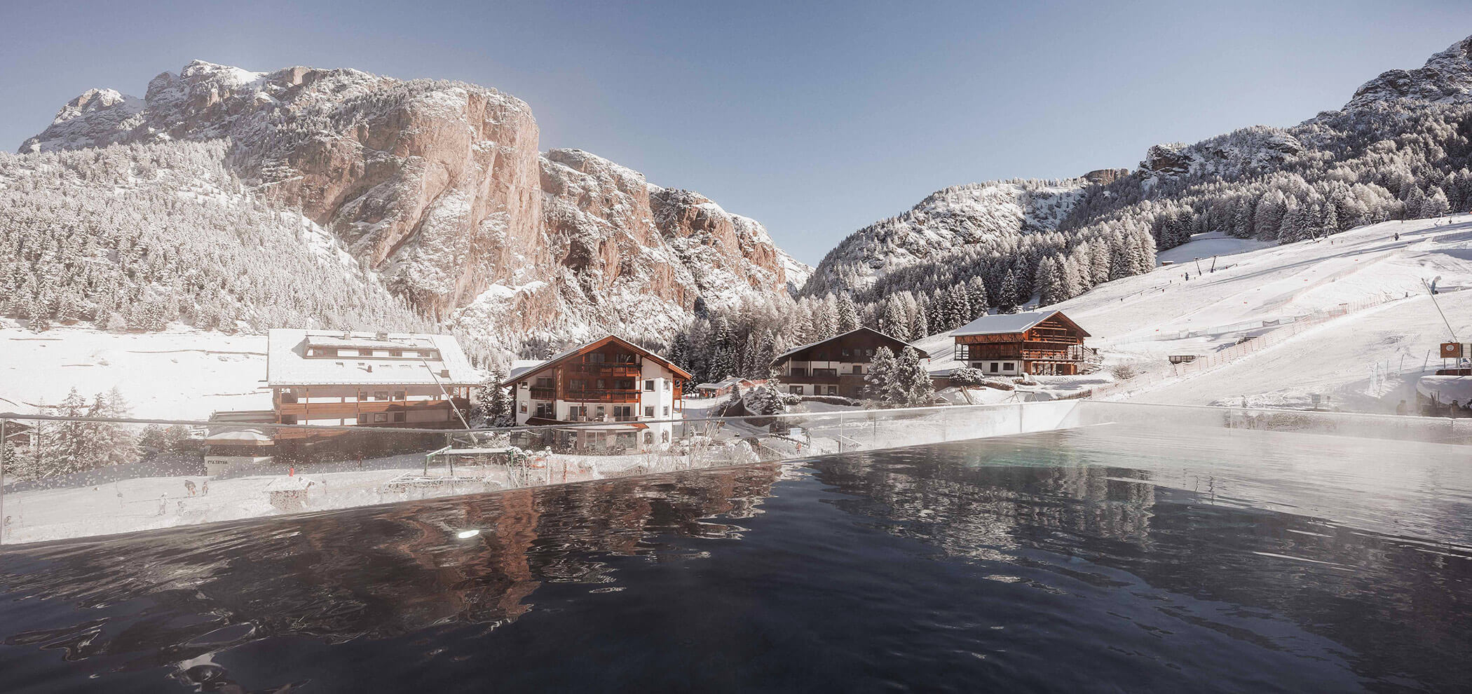 Piscina con vista sulle piste da sci