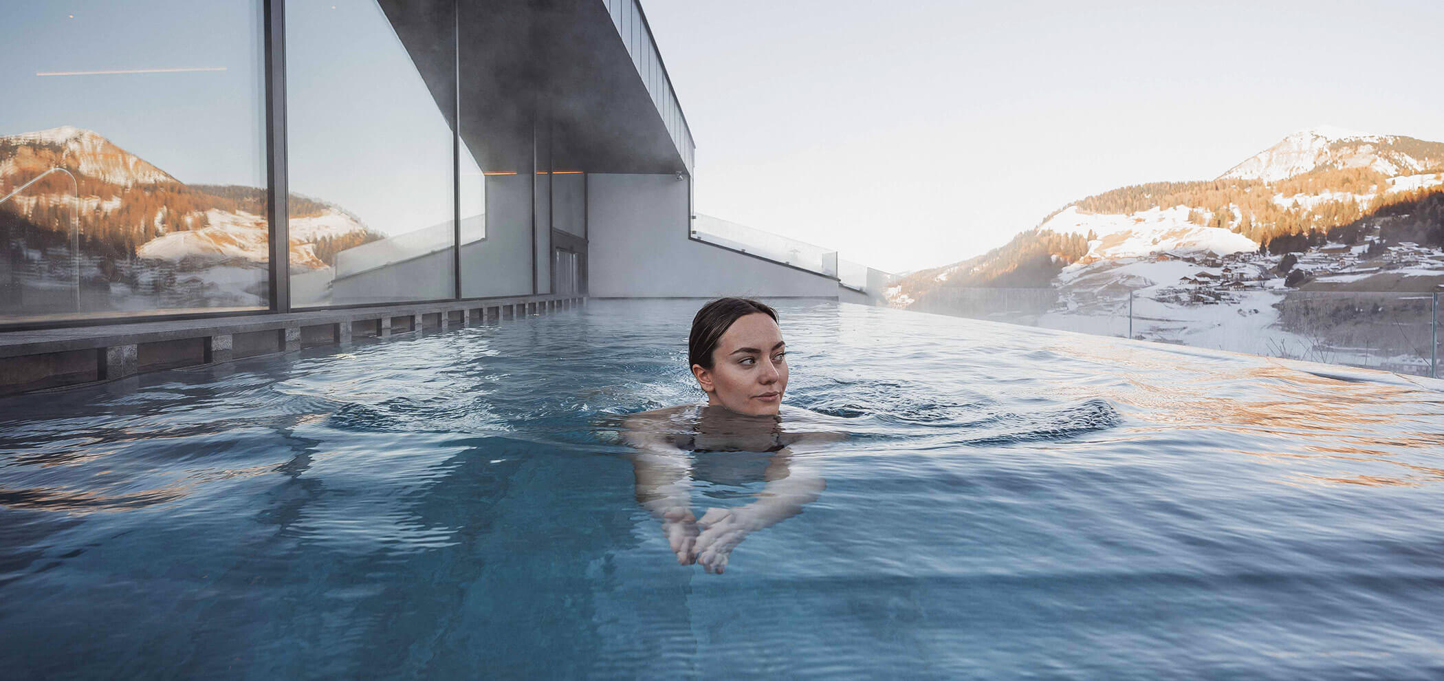 Piscina con vista sul paesaggio invernale
