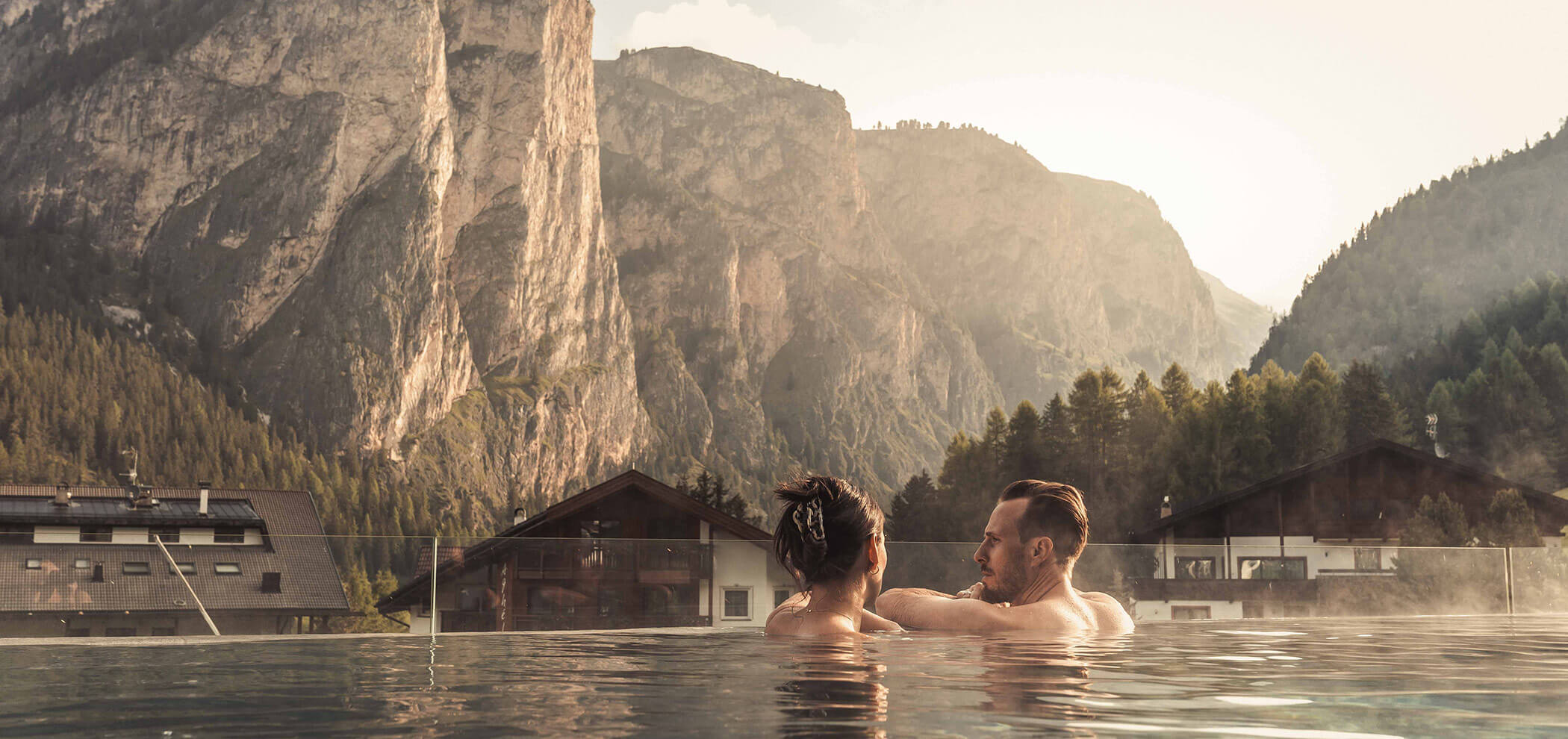 Vista sulle montagne dalla piscina