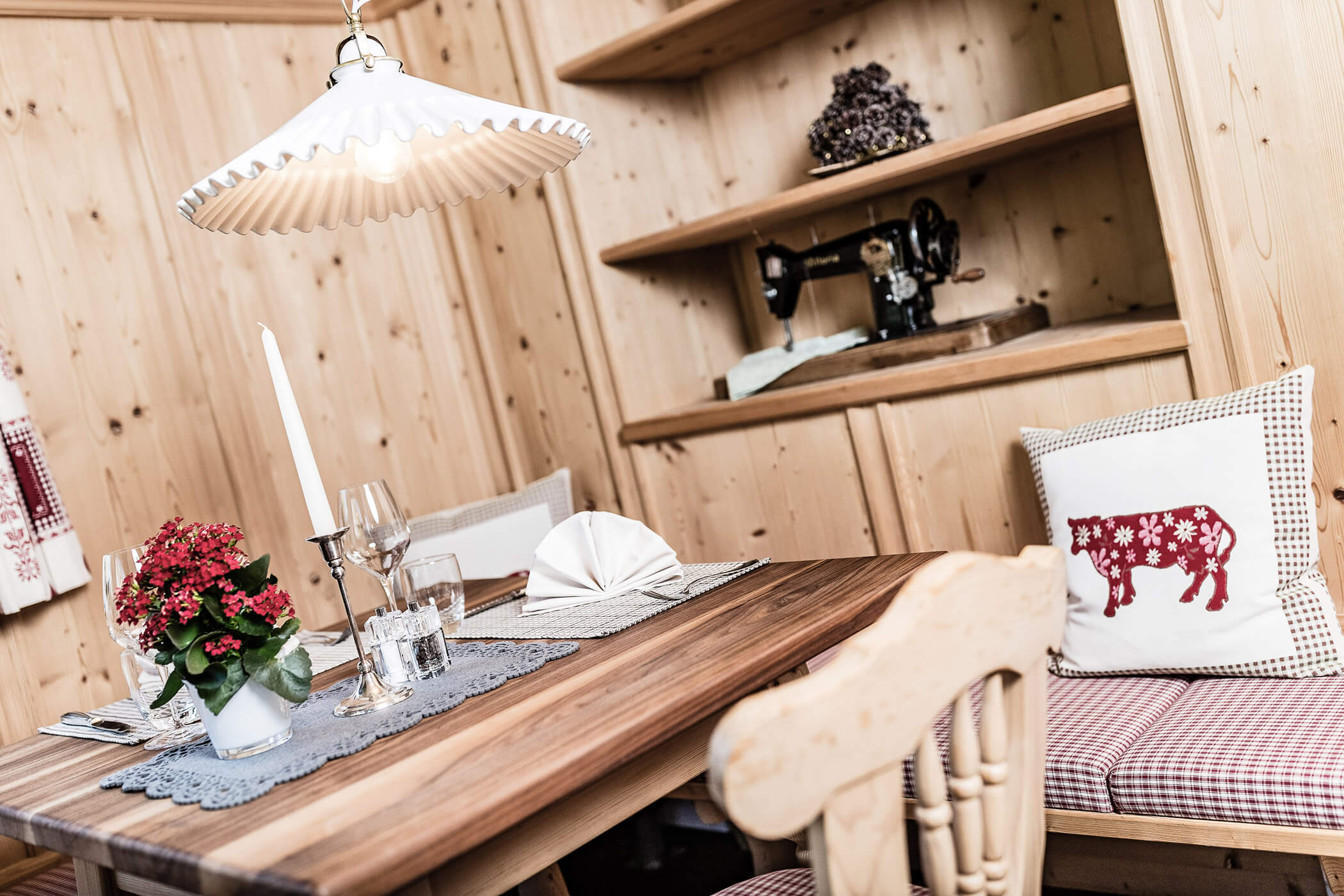 Table setting in the parlor - Hotel Continental