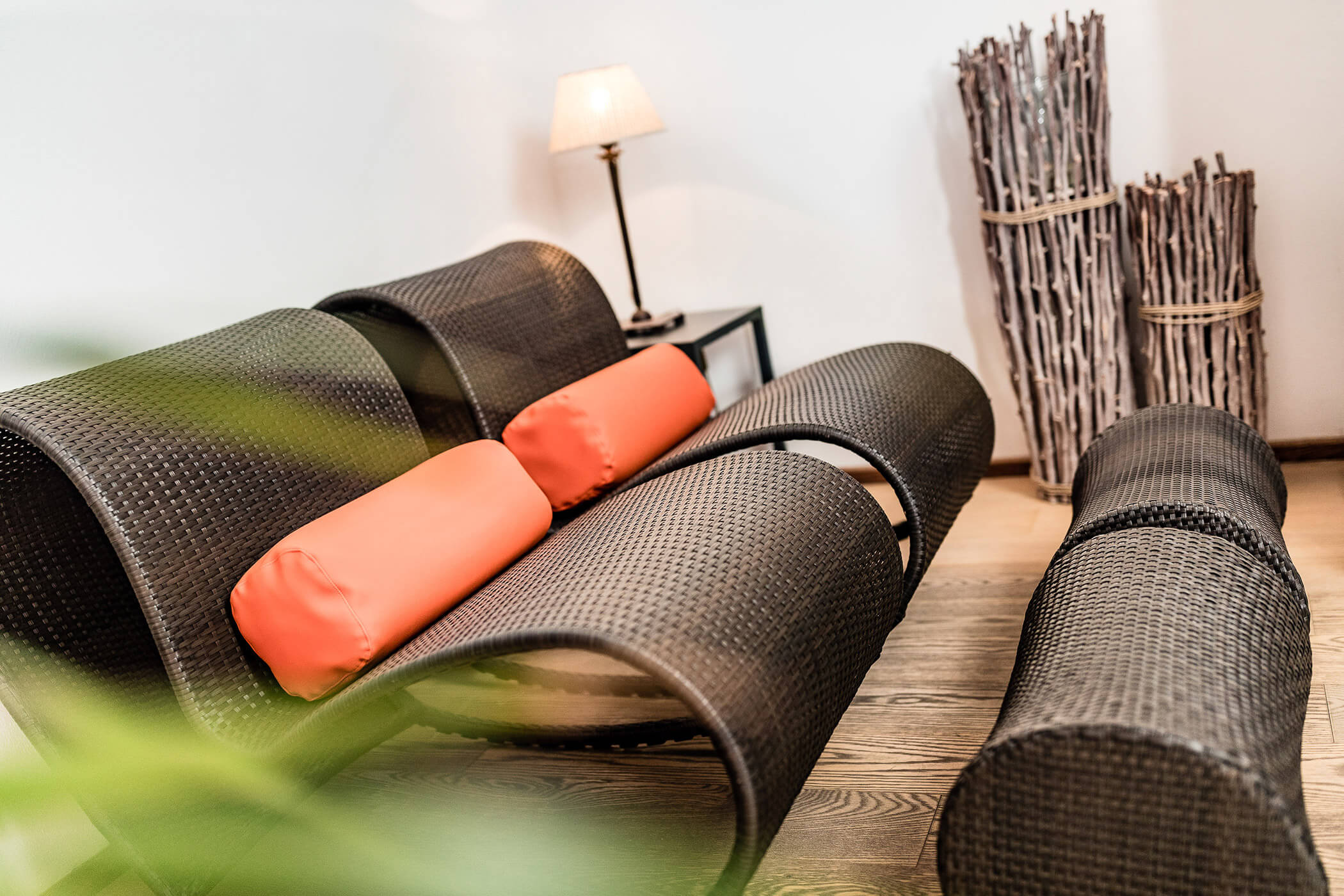 Loungers with orange cushions in the wellness area - Hotel Continental