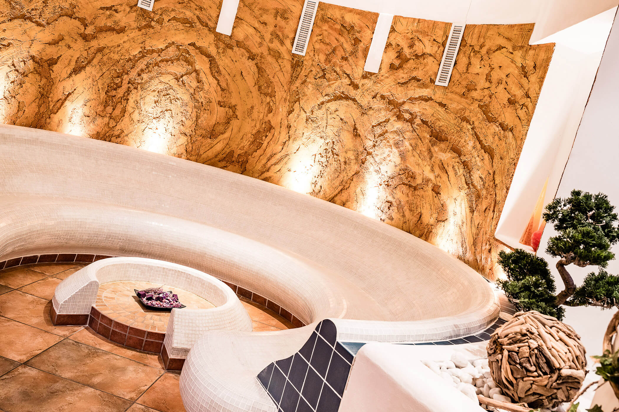 Heat bench with wooden wall in the background - Hotel Continental