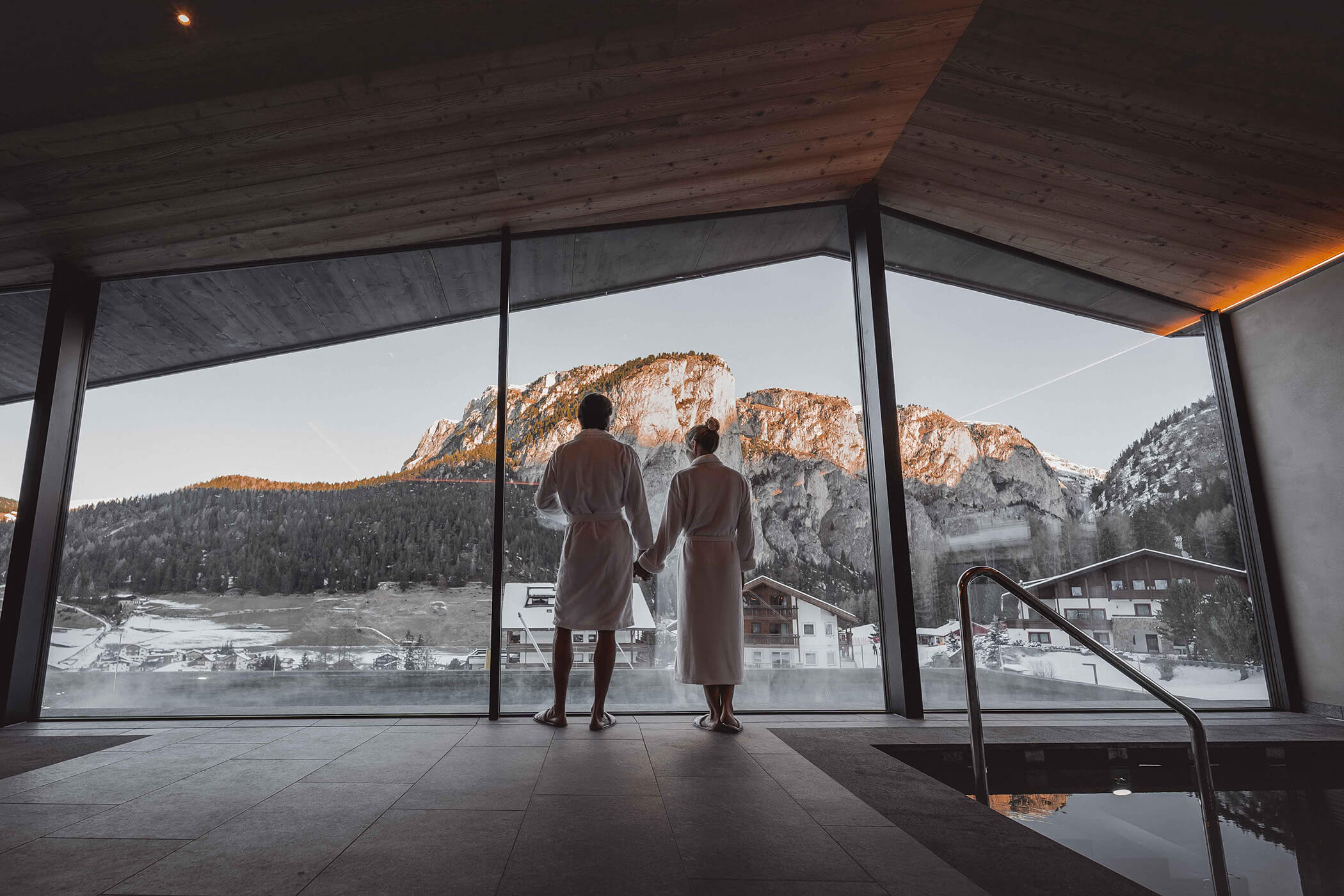 A couple in the wellness area with a view of the mountains - Hotel Continental