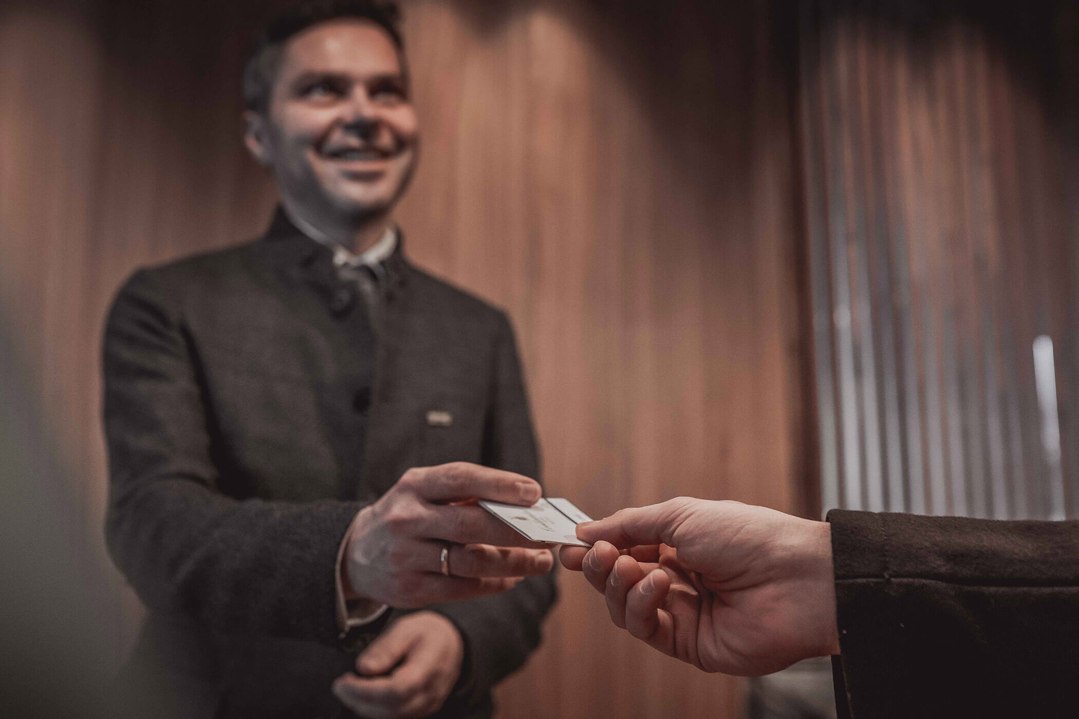 The guest receives the room card from the receptionist - Hotel Continental