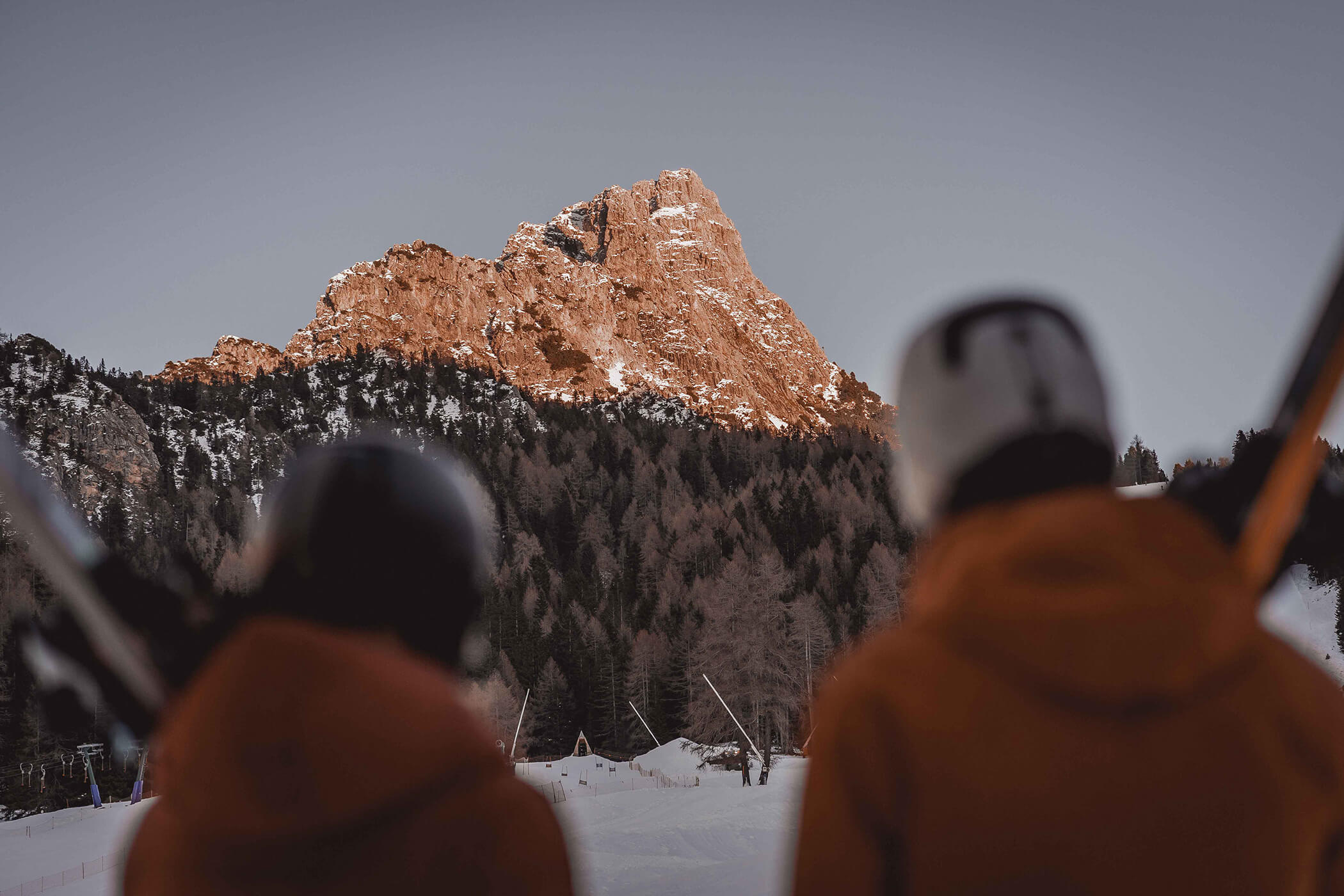 Two skiers on the slopes with a view of the mountains - Hotel Continental