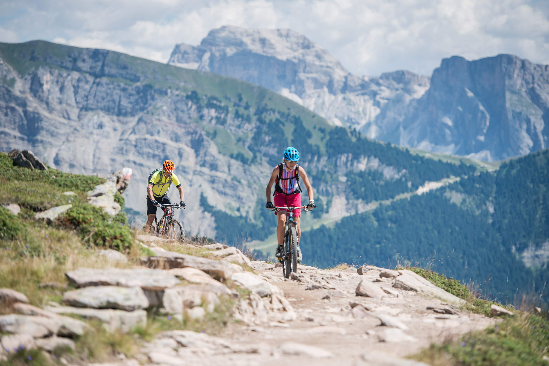 Two mountain bikers in the mountains in summer - Hotel Continental