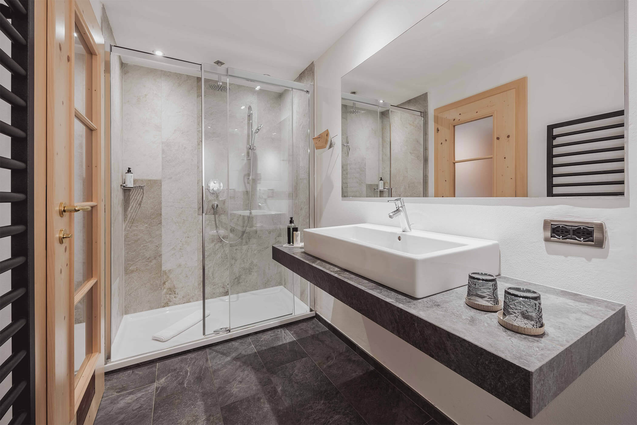 Bathroom with large shower in the Classic double room 