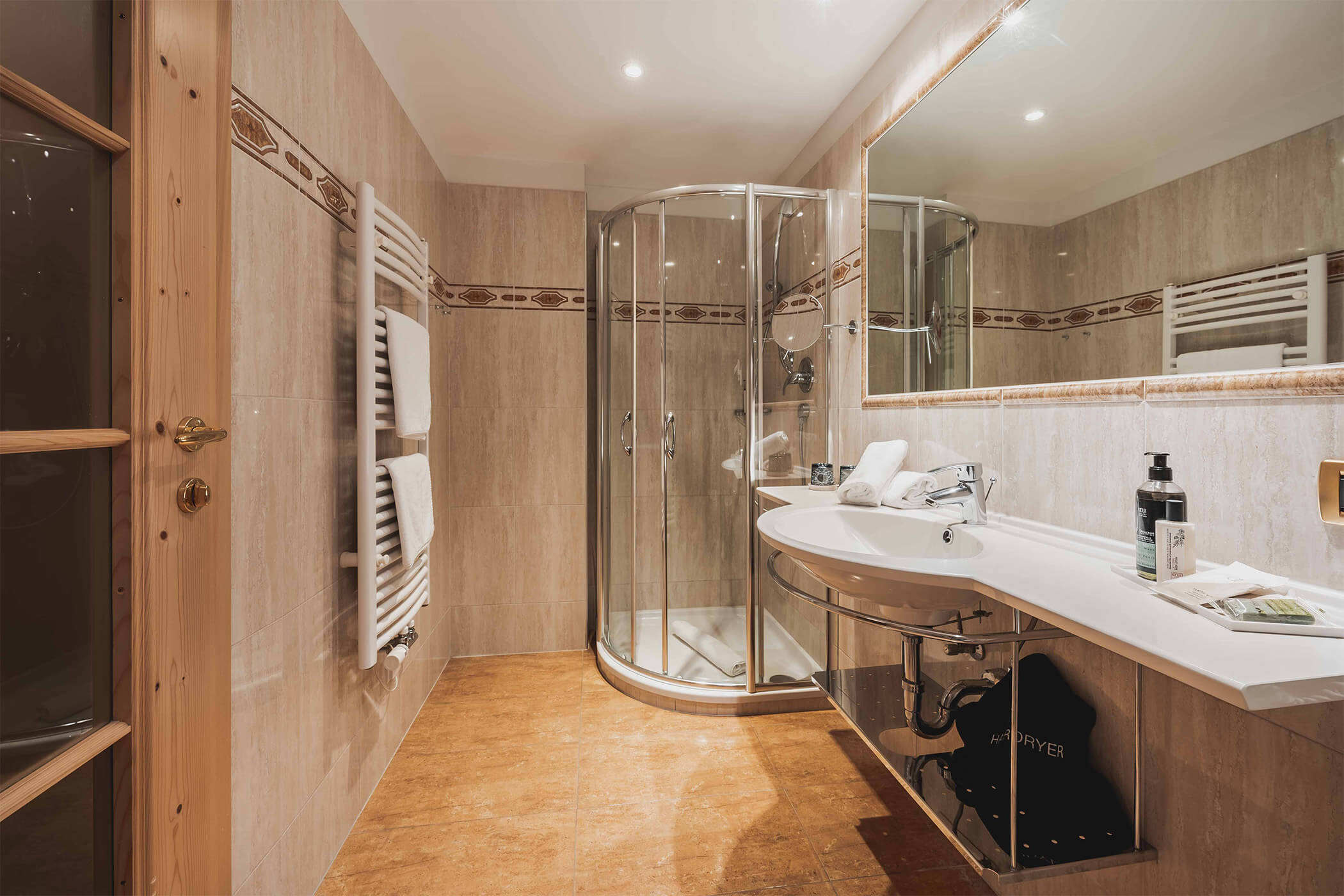 Shower cubicle in the Classic double room 
