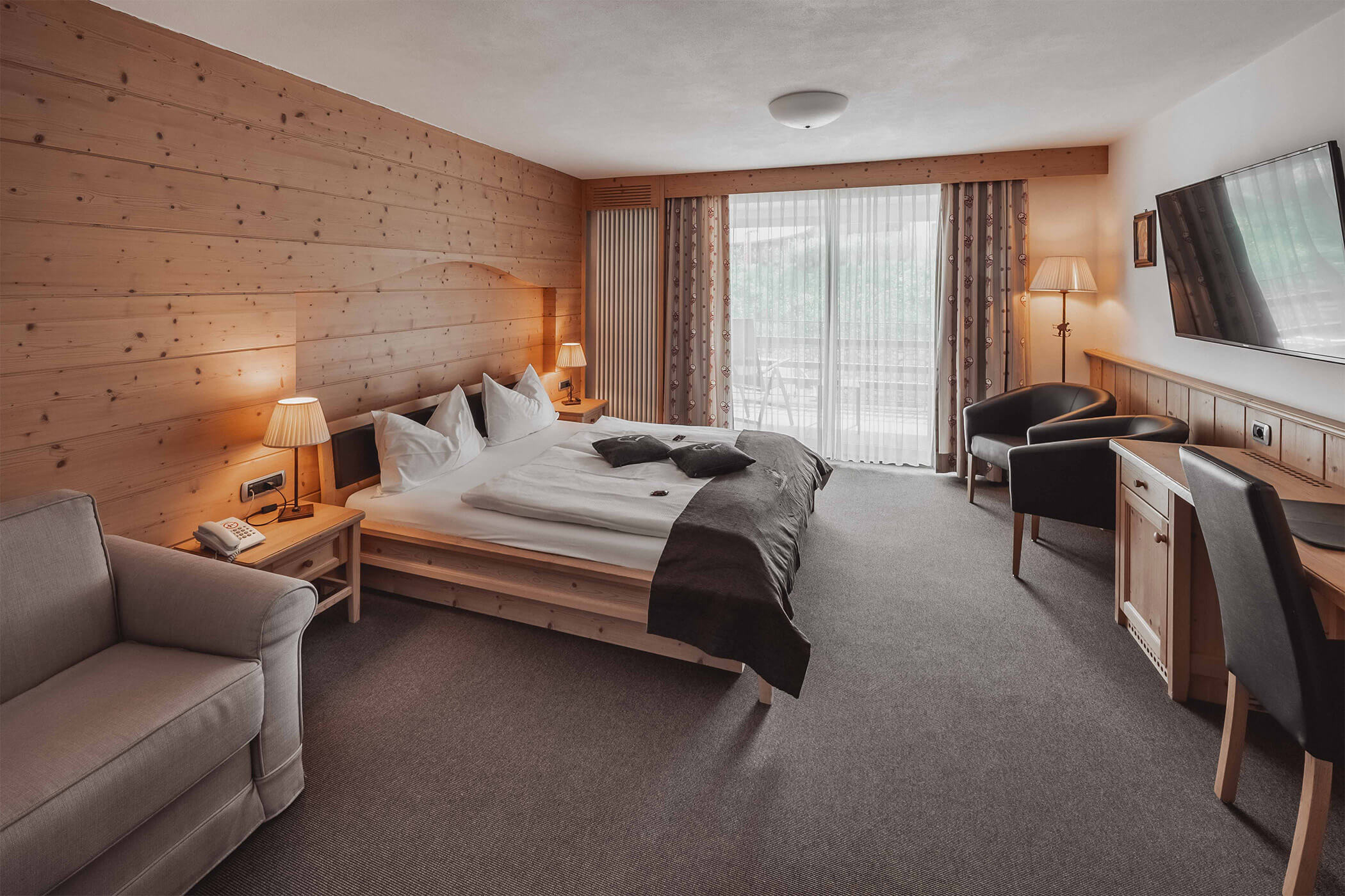 Leather armchair in the Classic double room 