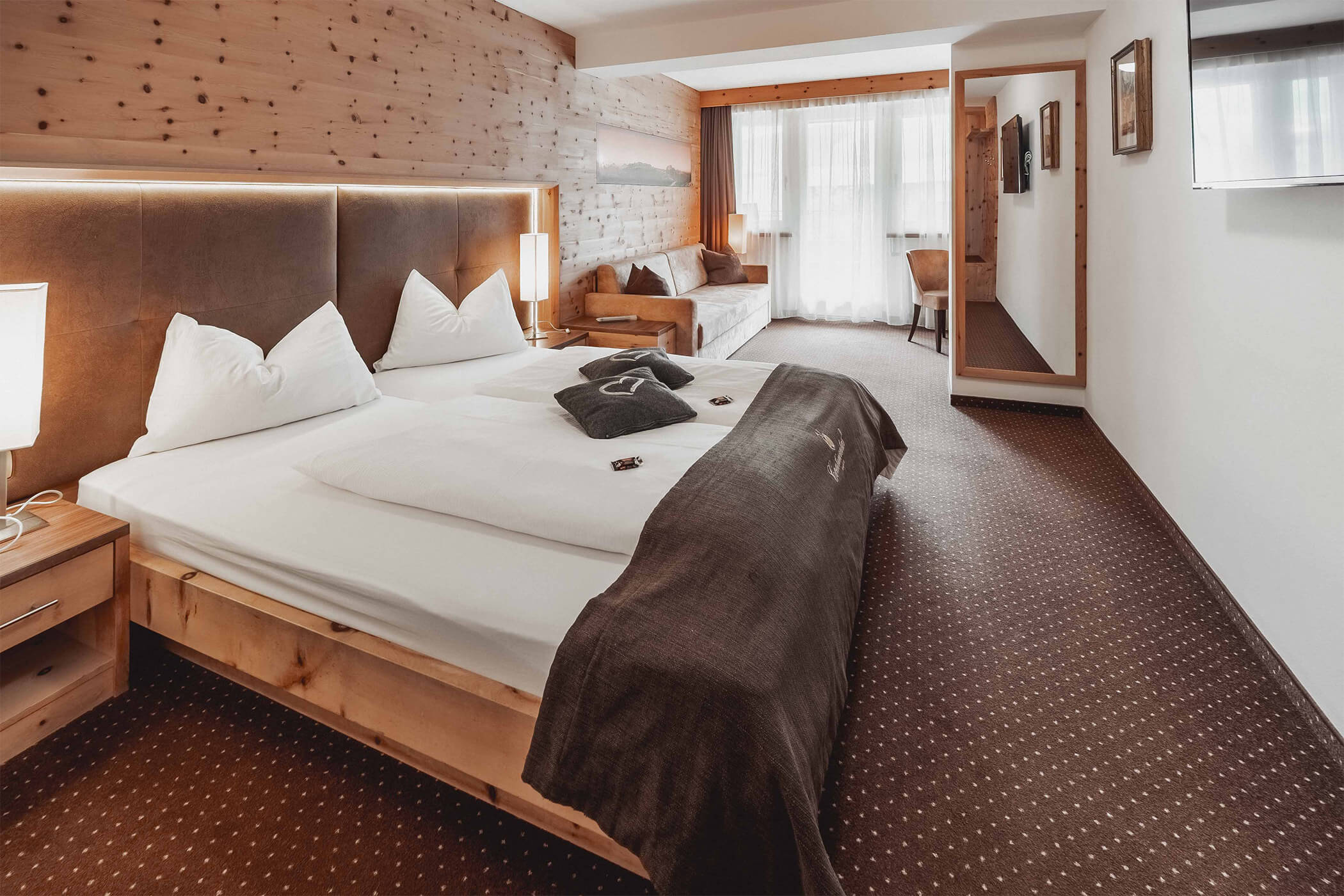 Double bed and couch in the Classic double room 