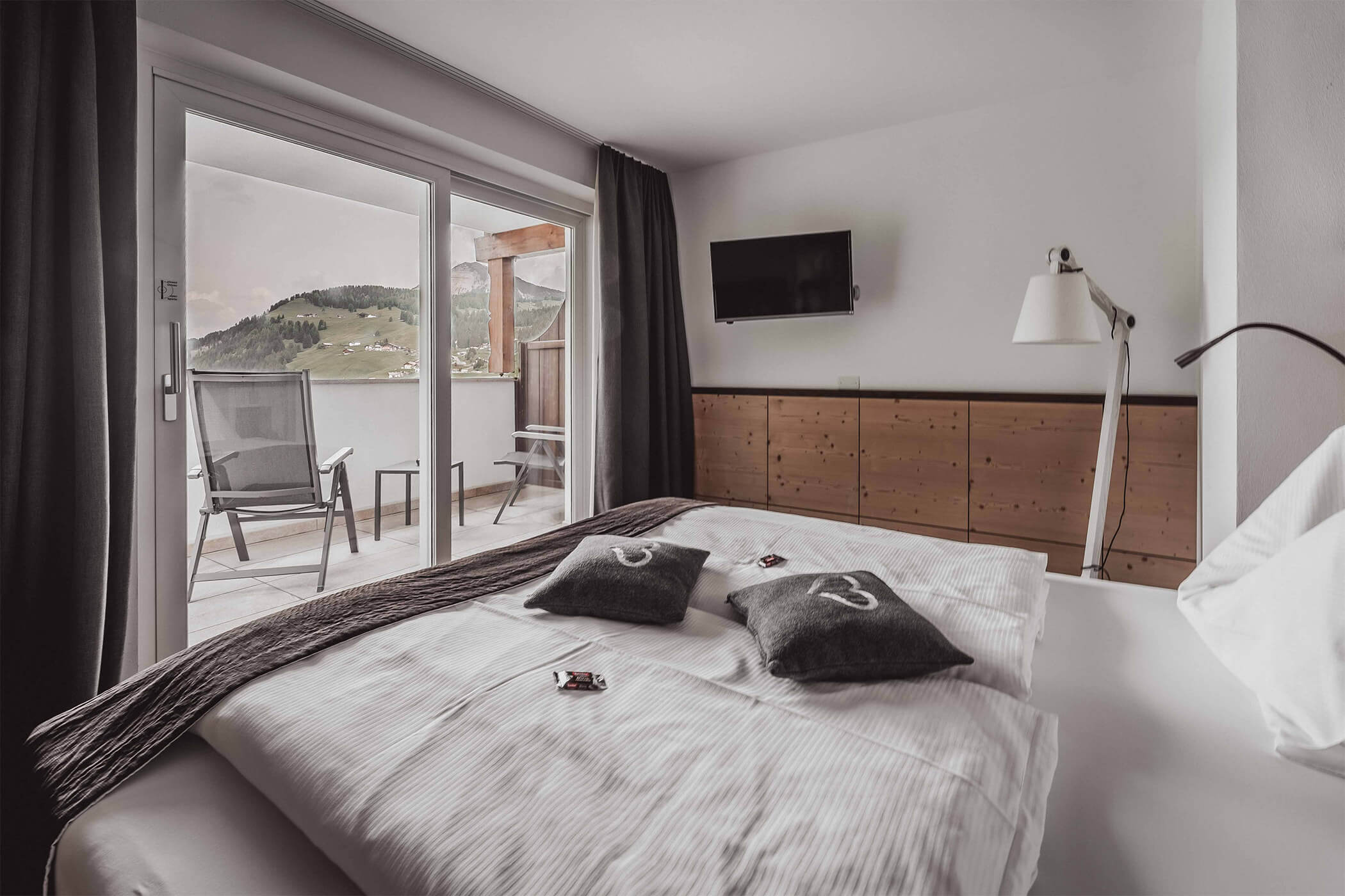 Double bed with view in the Classic Junior Suite 