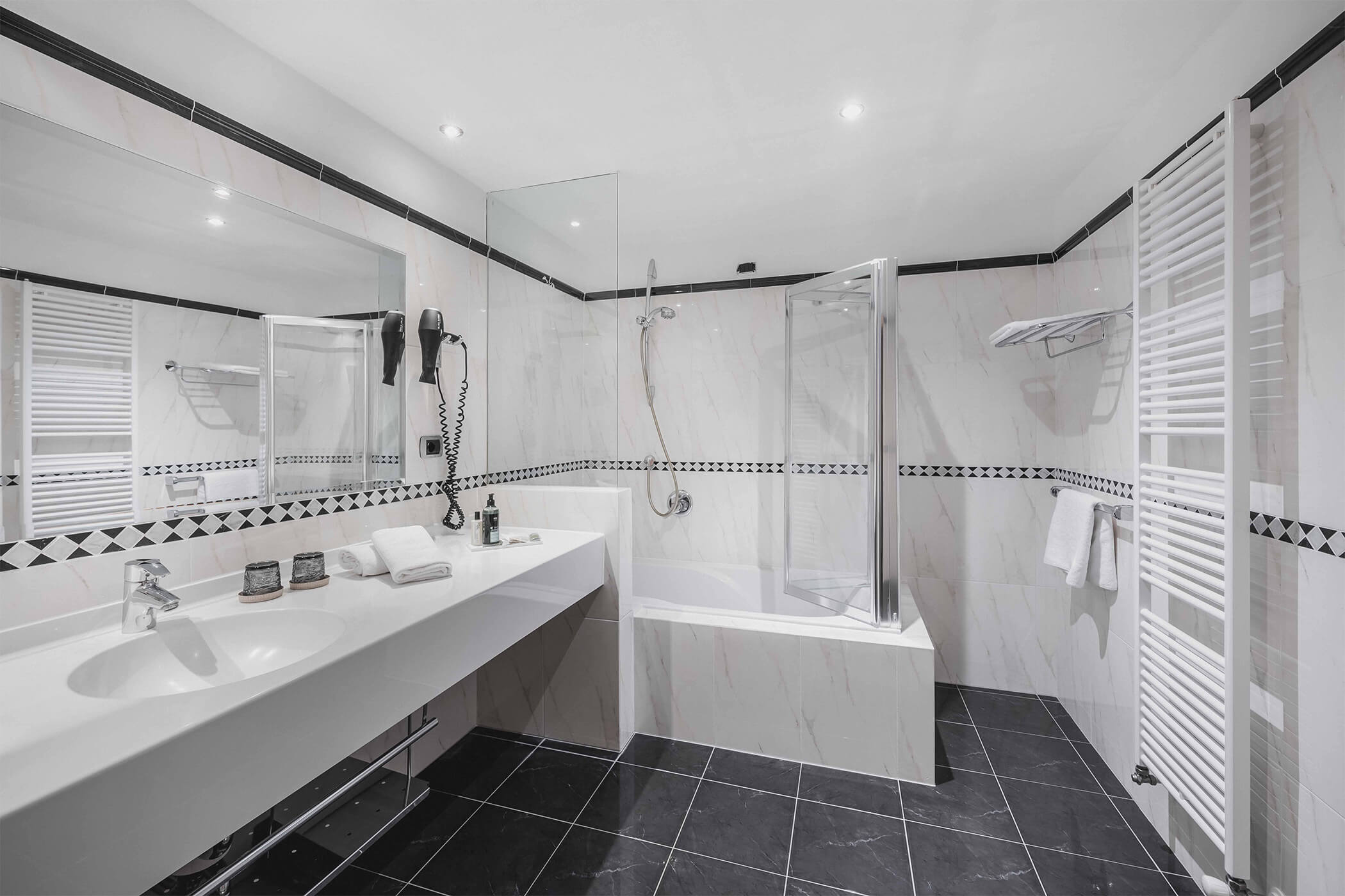 Bright bathroom in the Classic Junior Suite 