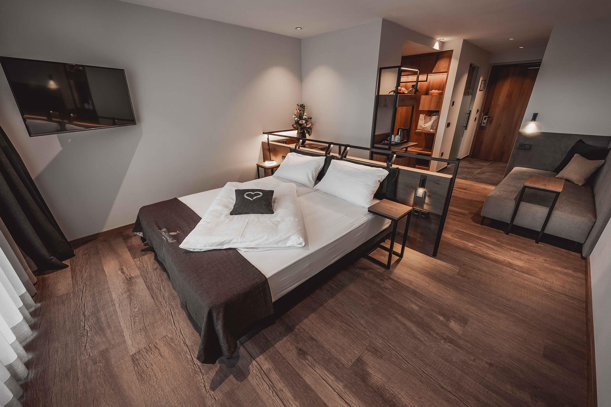 Double room with wooden floor and TV on the left - Hotel Continental