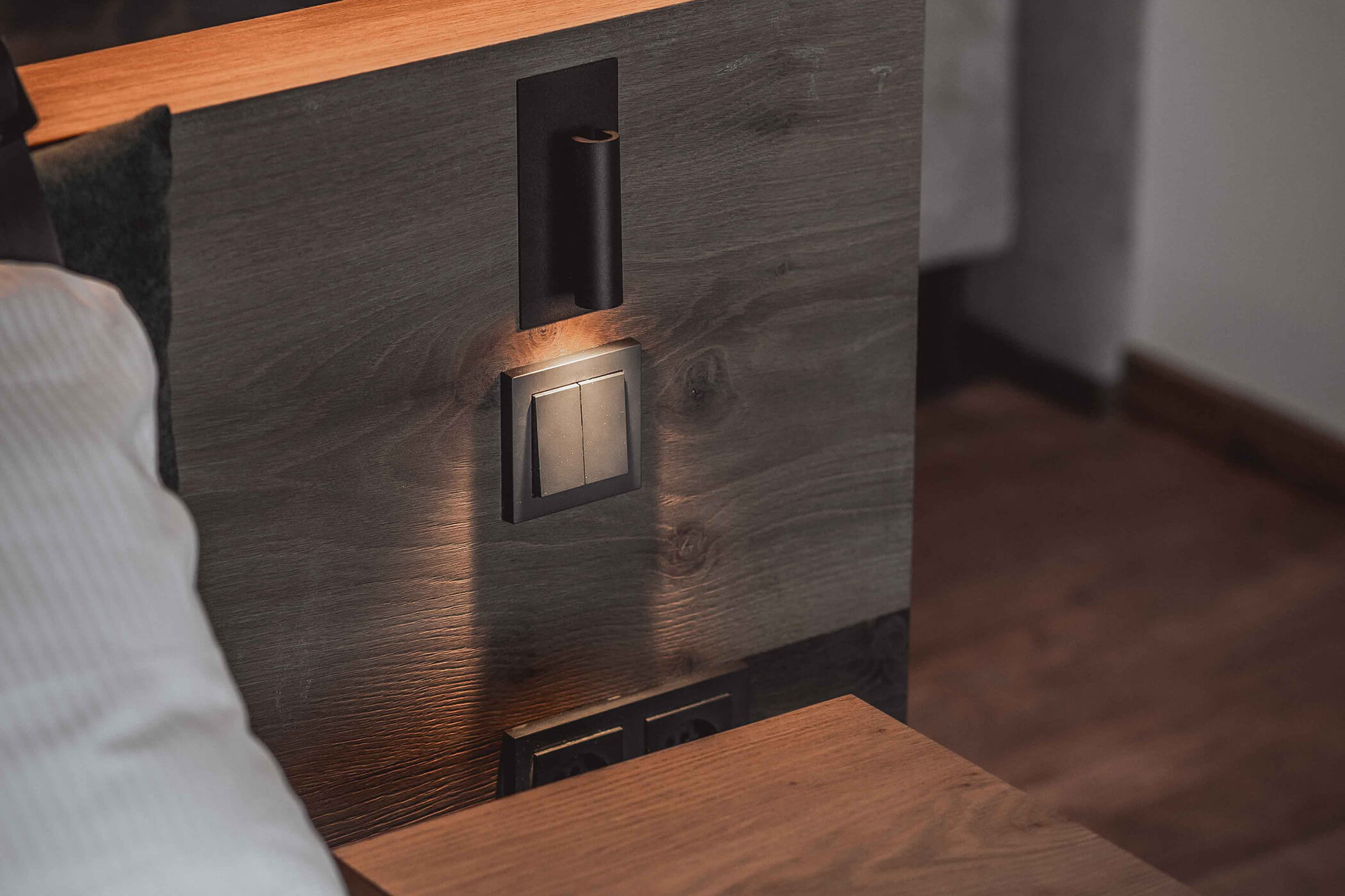 Light switch with bedside lamp in the junior suite 