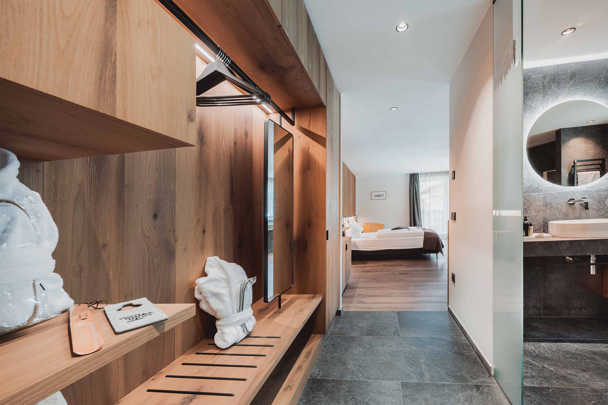 Corridor with view of the bed - Junior Suite 