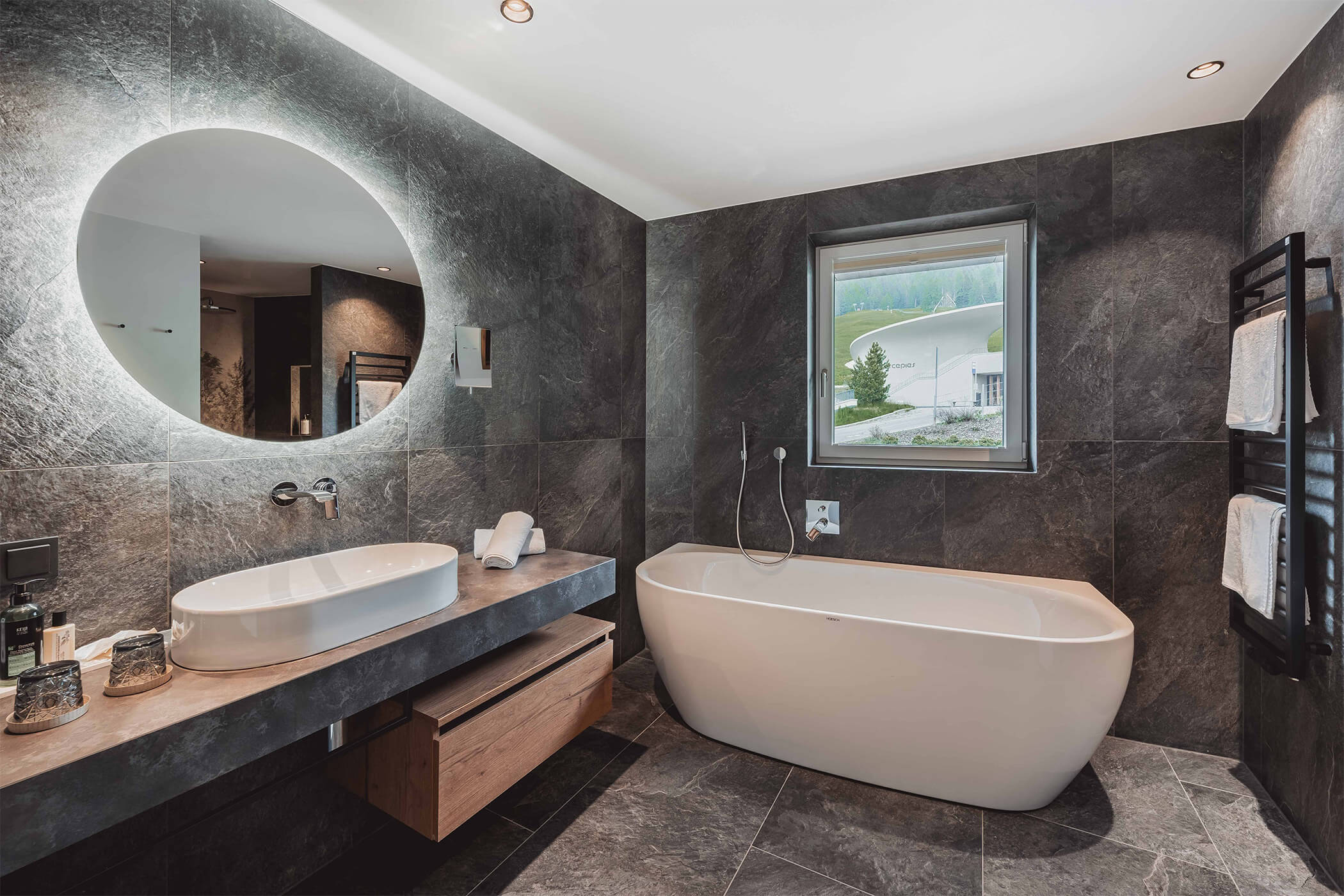 Bathroom with bathtub Junior Suite 