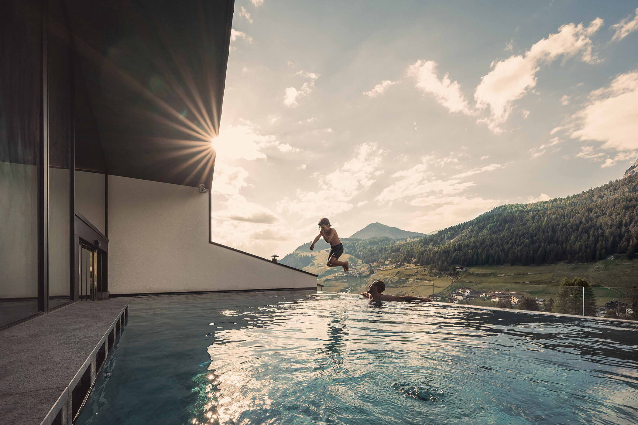 Bambino salta nella piscina a cielo aperto - Hotel Continental