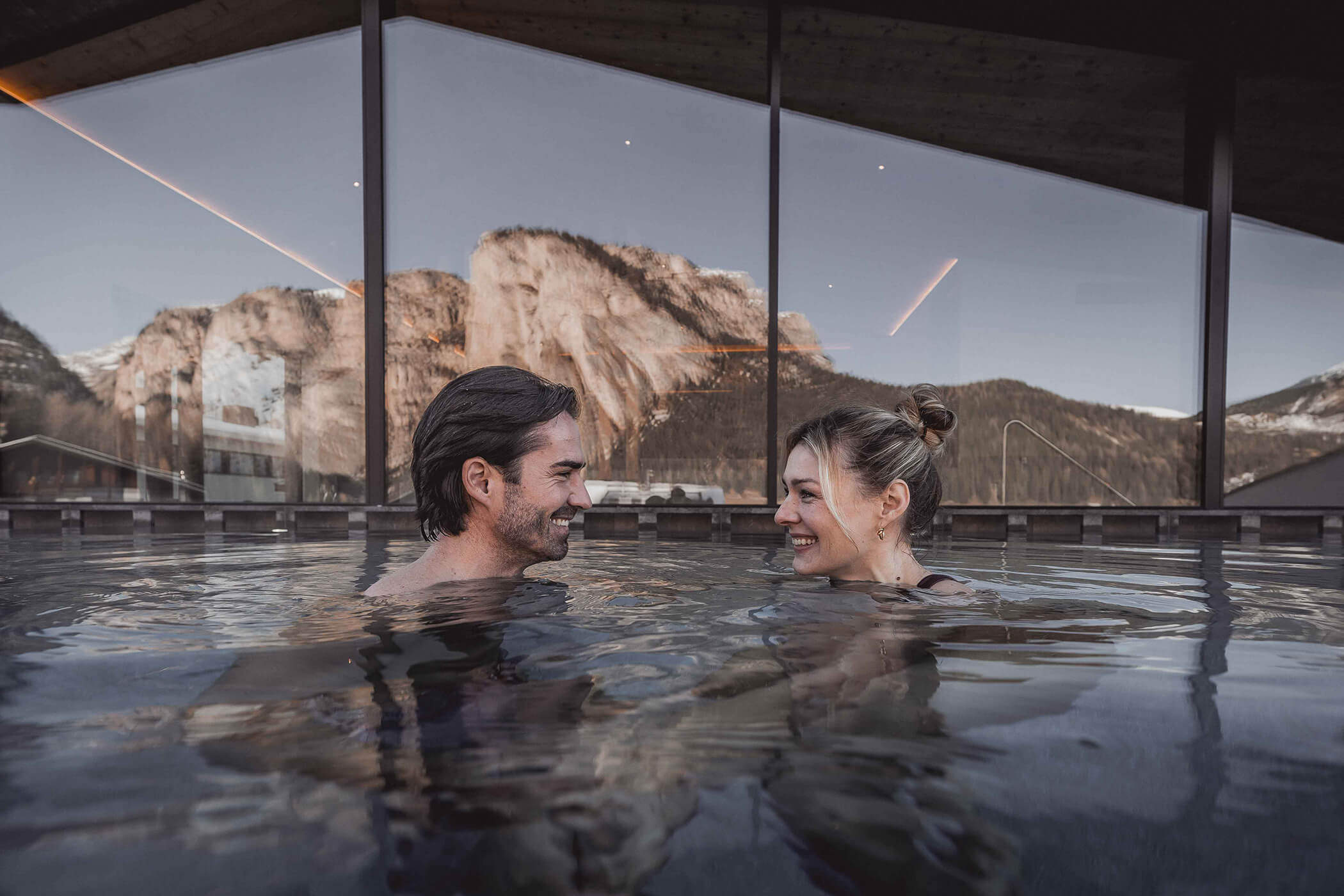 Couple in the infinity pool - Hotel Continental
