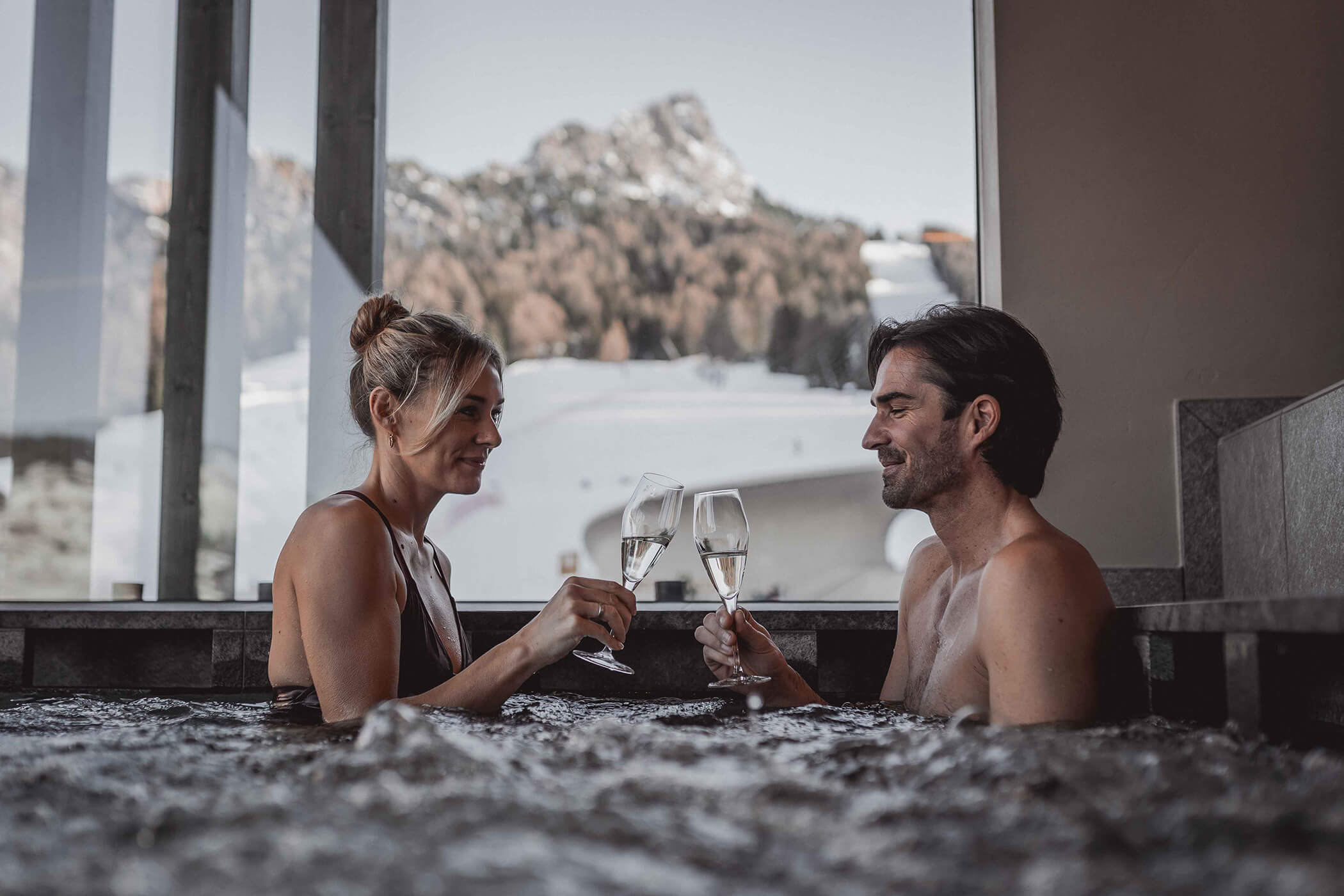 Couple sitting in the whirlpool and drinking Prosecco - Hotel Continental