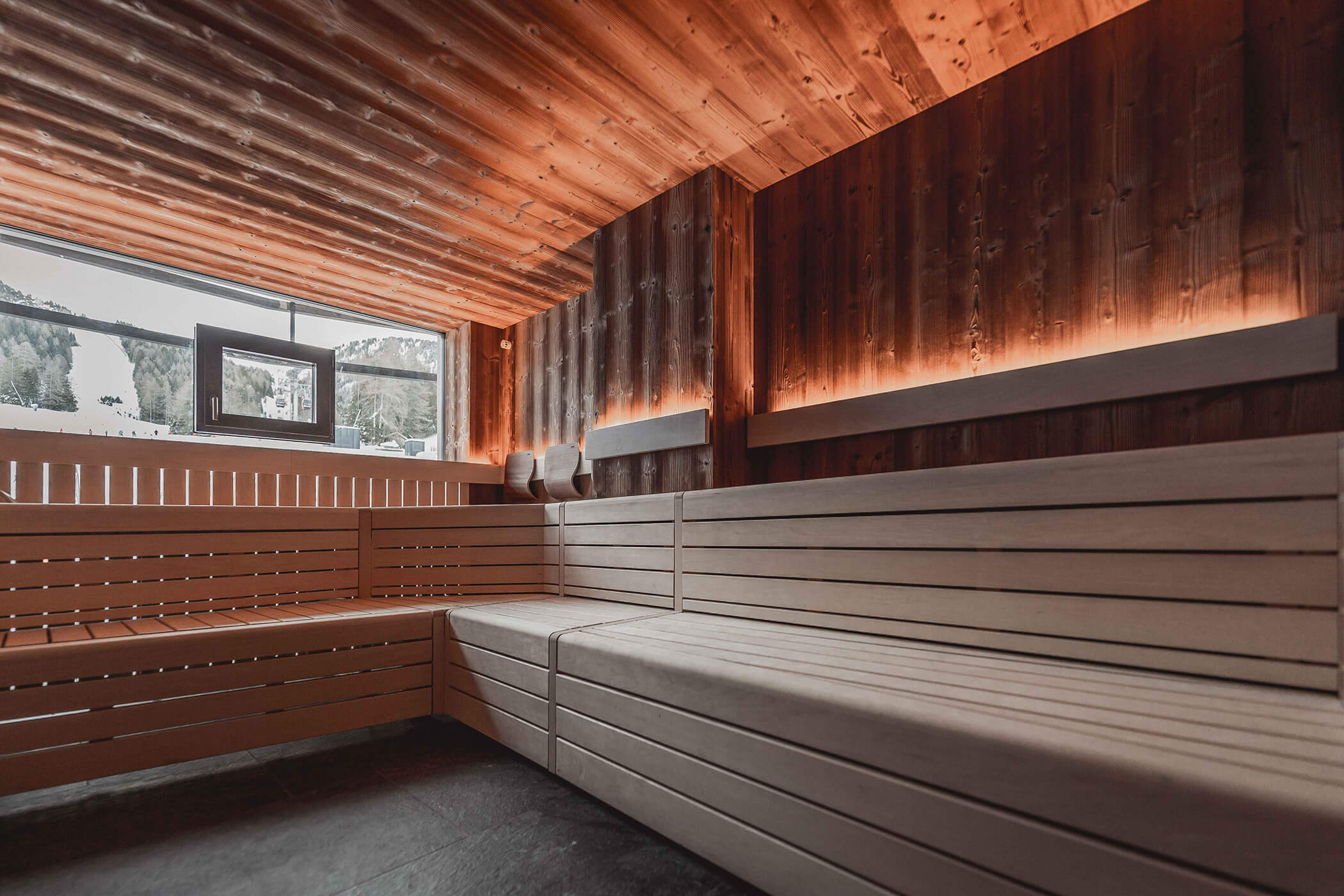 Illuminated sauna with a view of the Sella Ronda ski area - Hotel Continental