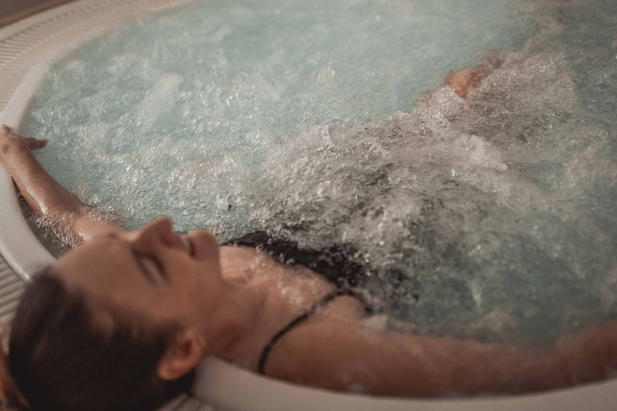 Woman relaxing in the whirlpool - Hotel Continental