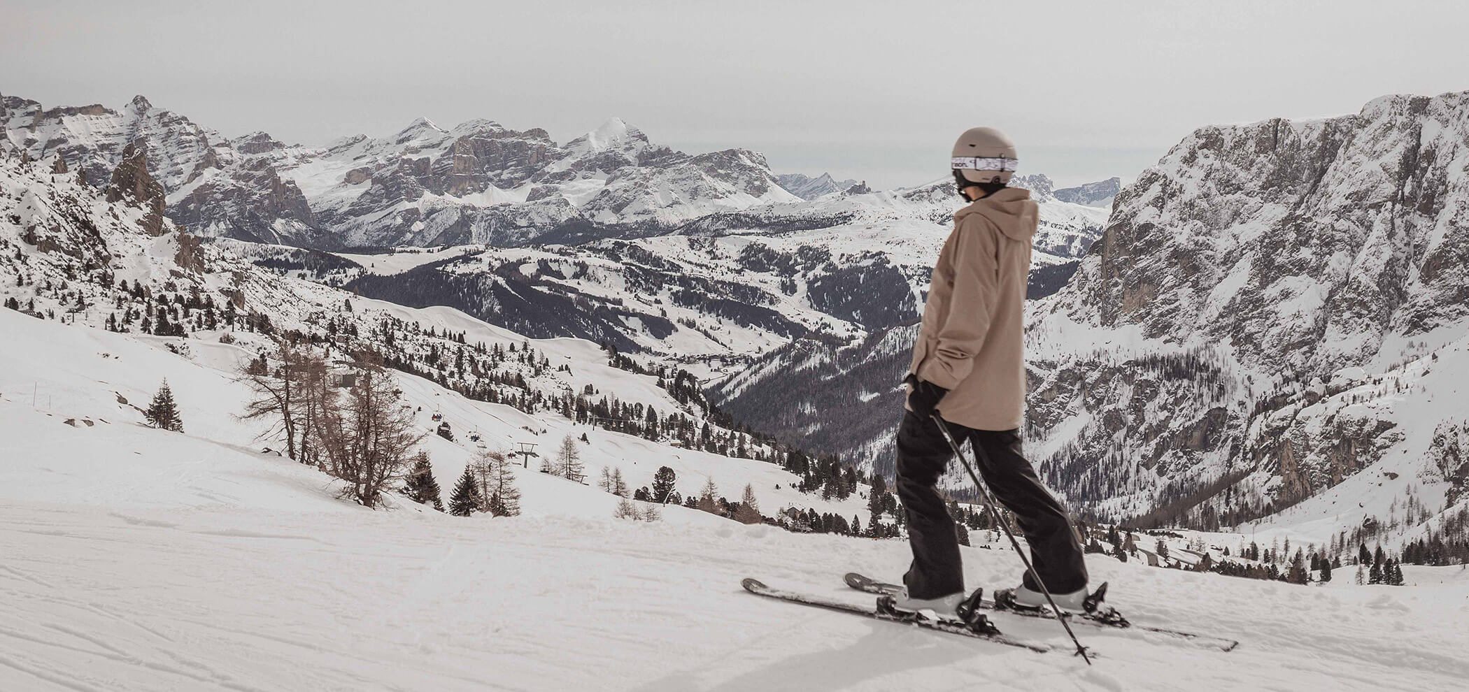 Skiers on the slopes overlooking the snow-covered valley - Hotel Continental