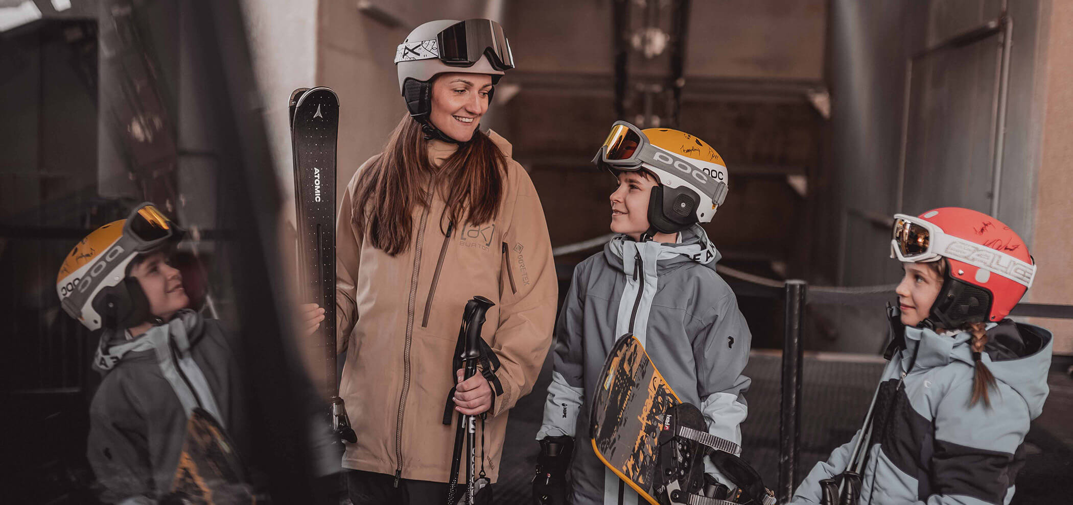 A woman with two children waiting for the gondola - Hotel Continental