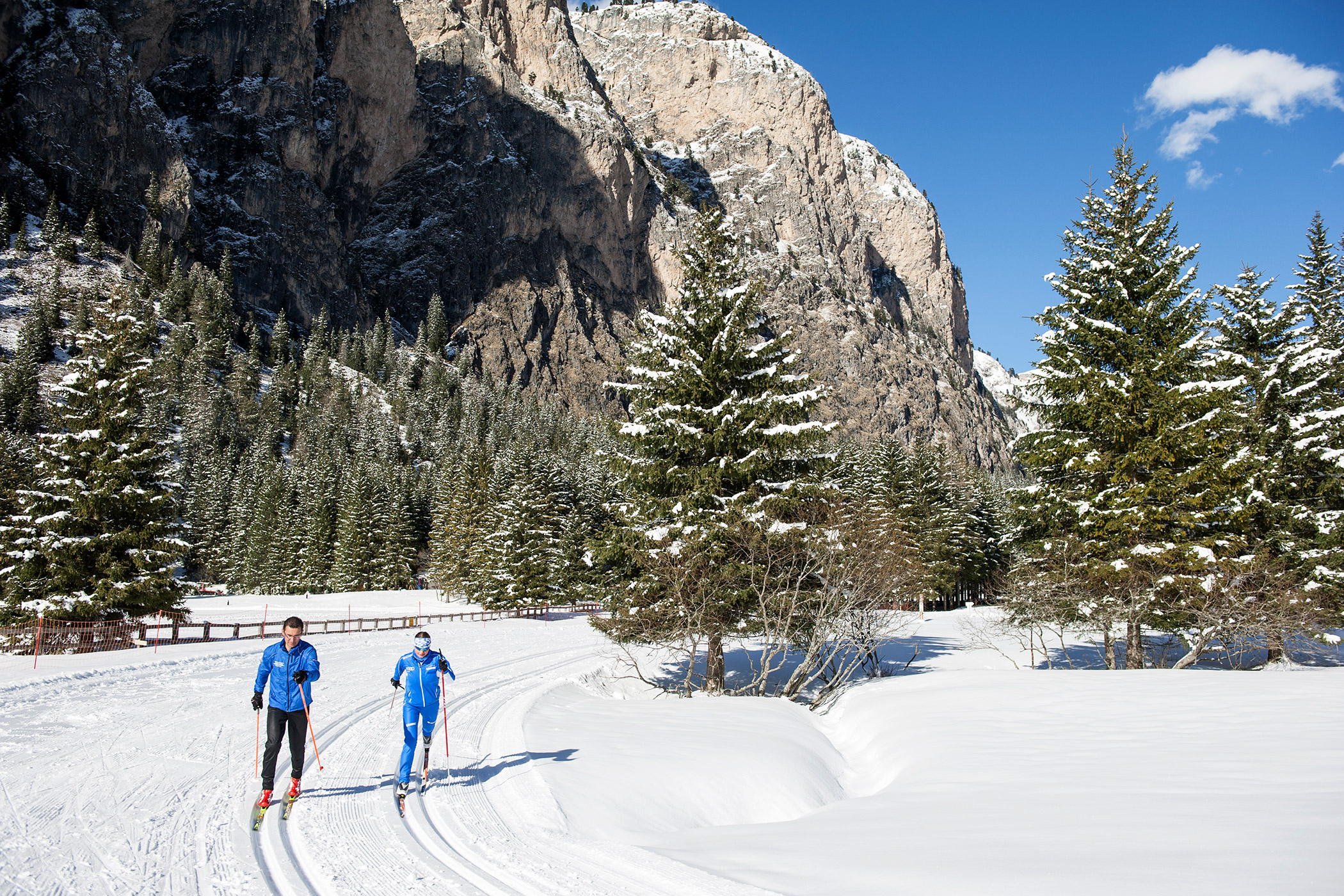 Two cross-country skiers on the trail in Val Gardena, the mountains in the background - Hotel Continental