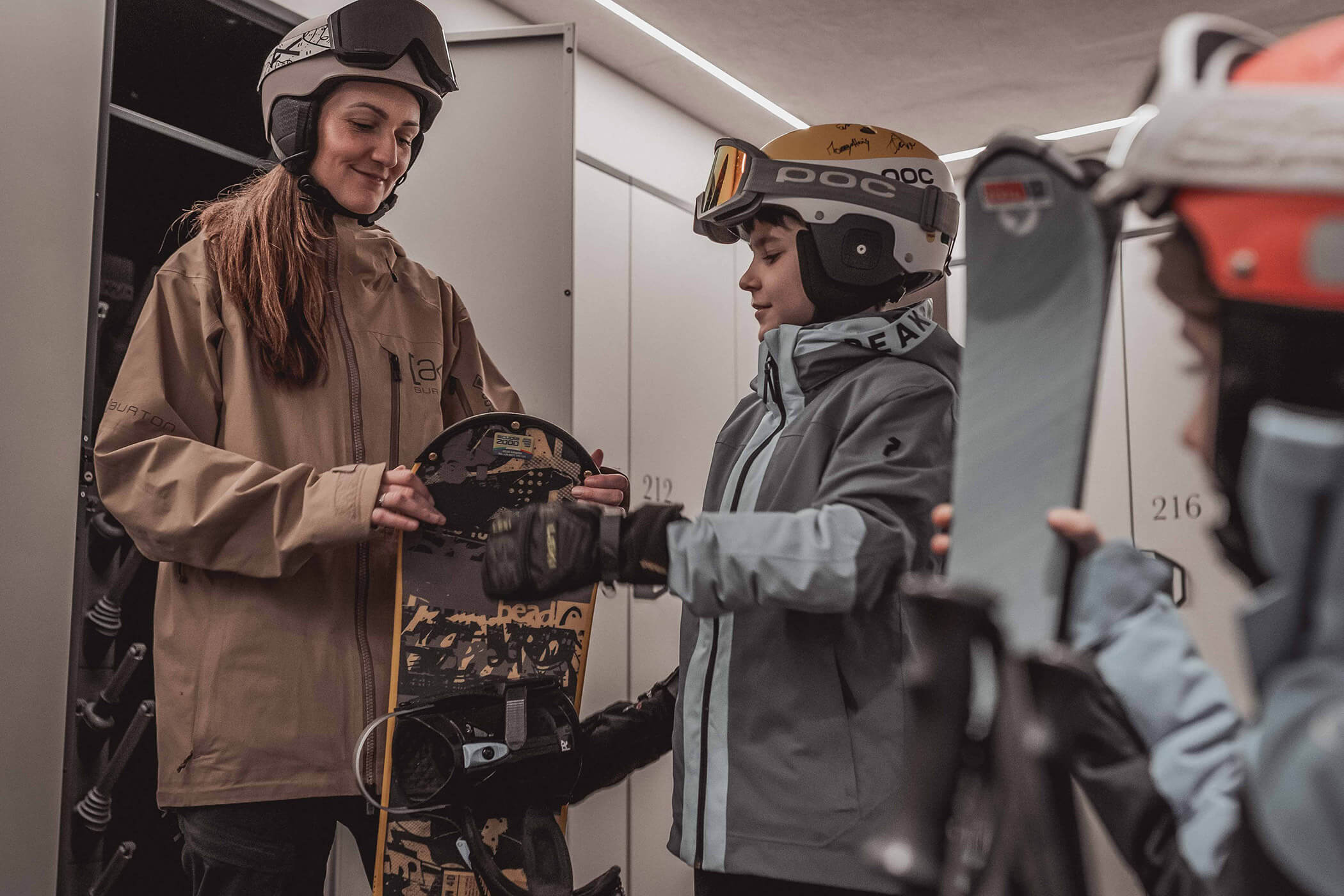 A woman gives a snowboard to her son - Hotel Continental